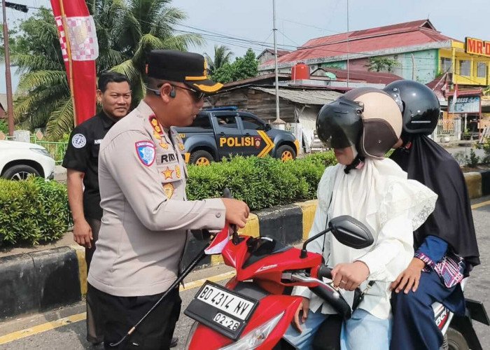Sambut HUT ke-81 RI, Polres Mukomuko Bagikan 1000 Bendera Merah Putih ke Pengendara