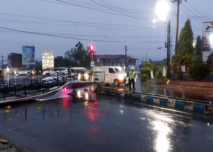 Hujan Badai, Baliho di KM 8 Kota Bengkulu Roboh dan Menimpa Pengendara Motor