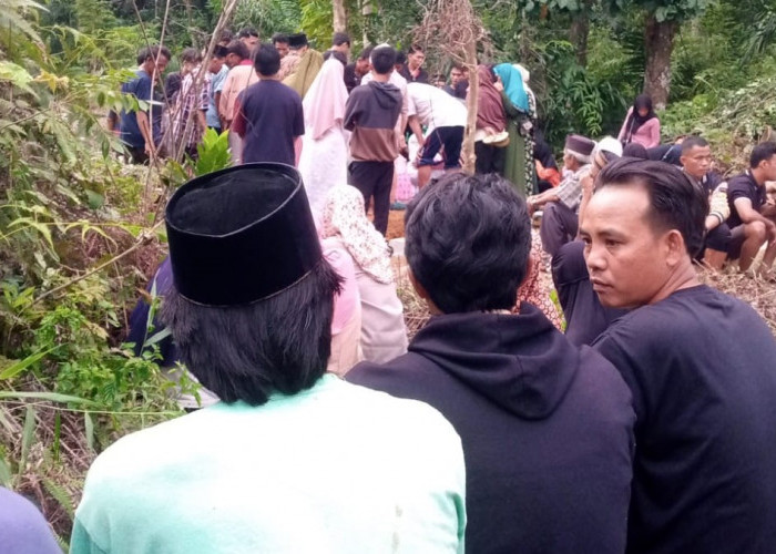 Tiba di Kampung Halaman, Isak Tangis Keluarga Iringi Pemakaman Korban Meninggal Jalinbar