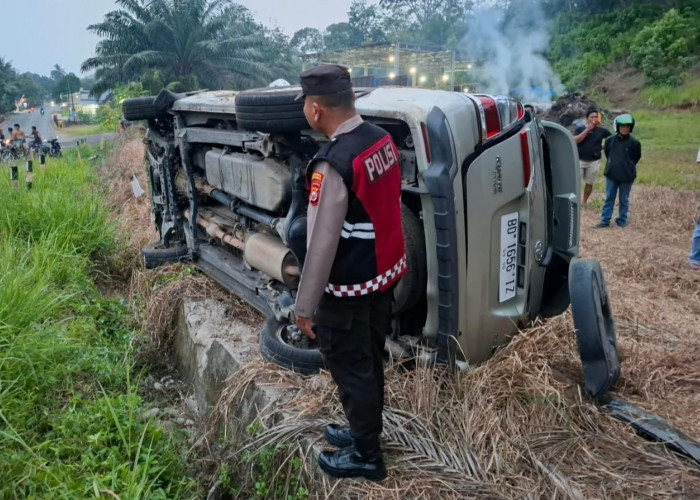 Hindari Adu Banteng dengan Truk, Mobil Toyota Innova Terguling di Padang Pelasan Seluma