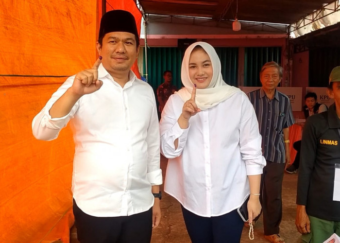 Calon Tunggal Bupati Bengkulu Utara Arie Nyoblos Bareng Istri di TPS Arga Makmur