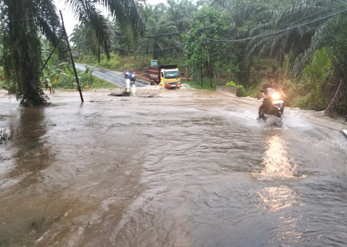 Hujan Lebat, Jalan Lintas Bengkulu Utara - Lebong Terendam Banjir