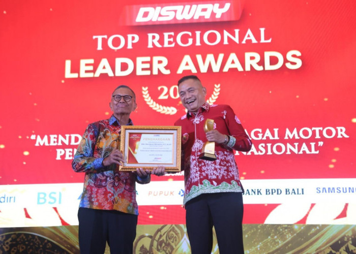 Bupati Bengkulu Tengah Rachmat Riyanto Terima Penghargaan Disway Top Regional Leader Awards 2026