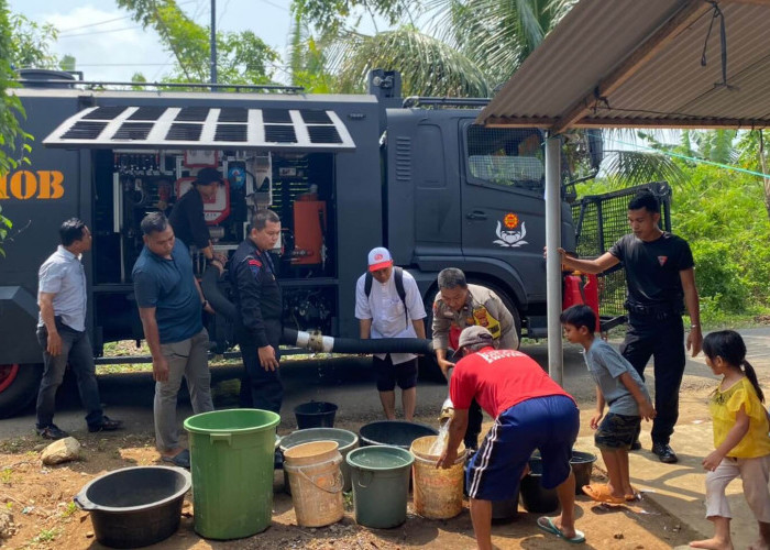 Bantu Warga di Musim Kemarau, Satbrimob Polda Bengkulu Salurkan 5.000 Liter Air Bersih