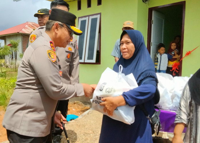 Gandeng BEM dan Organisasi Kemasyarakatan Pemuda, Polda Bengkulu Salurkan Sembako dan Bedah Rumah