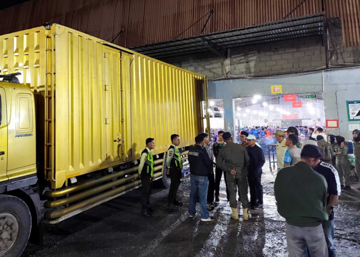 Ketua Komisi I DPRD dan Satpol PP Kota Bengkulu Sidak Gudang Paket di Pagar Dewa