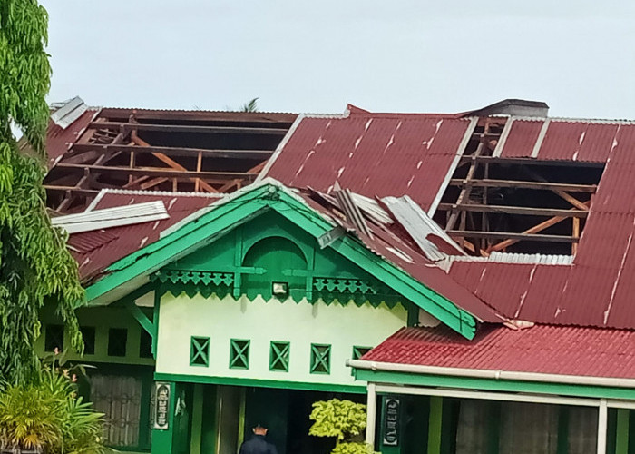 Angin Kencang, Atap Gedung MTsN 2 Kota Bengkulu Beterbangan