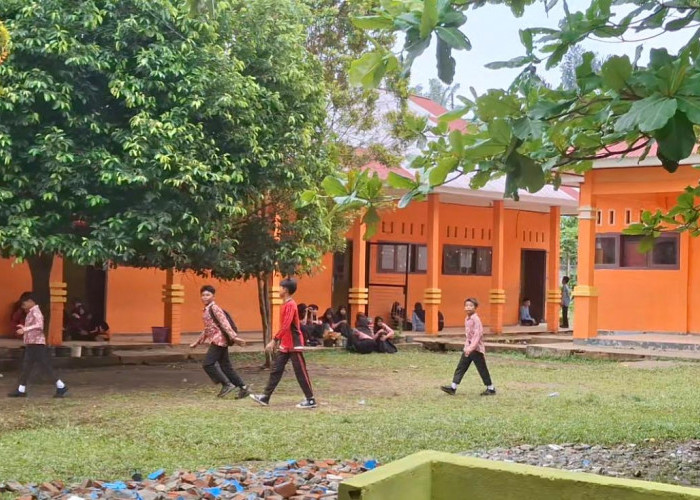 Murid Sekolah Satu Atap SMPN 21 Bengkulu Selatan Tak Lagi Terpeleset saat Berjalan ke Sekolah 