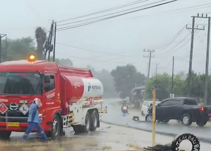 Hilang Kendali di Tikungan Desa Niur Seluma, Mobil Dinas Tabrak Truk Pertamina