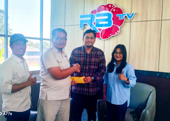 Bahagia Lihat Masyarakat Senang, PT. Cakrawala Dinamika Energi Ikut Gabung Event Panjat Pinang HUT RI