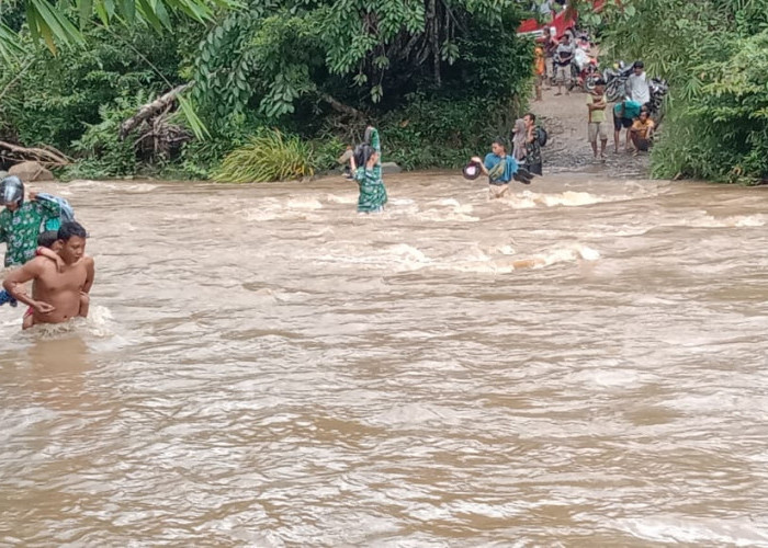 Jembatan Tak Kunjung Direhab, Pelajar Desa Simpang Nekat Seberangi Sungai Meluap