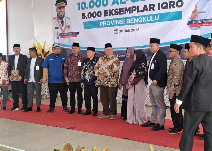 Wakaf 10 Ribu Al-Qur'an dan 5 Ribu Iqra Disalurkan