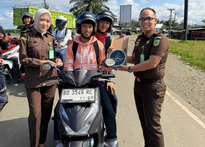 Kejari Seluma Turun ke Jalan Kampanye Anti Korupsi, Souvenir dan Stiker Dibagi untuk Masyarakat