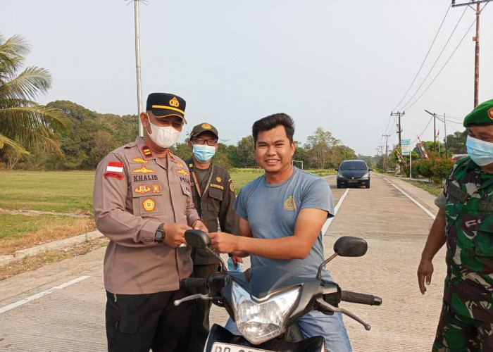 Polsek Enggano dan Unsur Tripika Bagikan Masker ke Warga Akibat Sebaran Abu Vulkanik Gunung Anak Krakatau