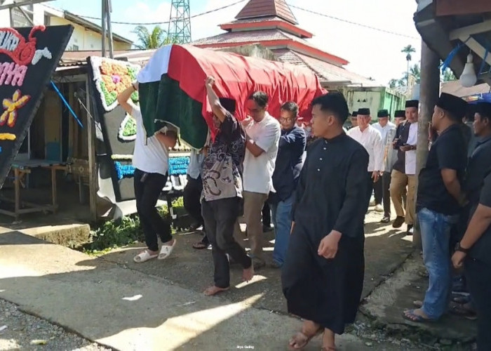 Ratusan Pelayat Antar Jenazah Ayahanda Bupati Seluma Teddy Rahman, Gubernur Helmi Sambangi Rumah Duka