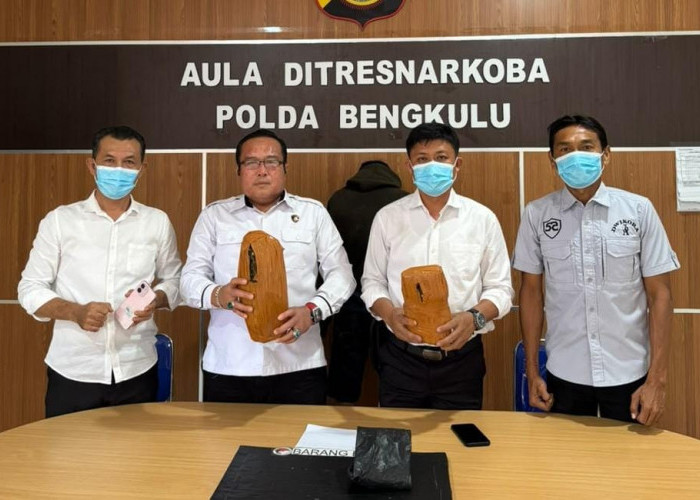 Polda Bengkulu Tangkap Pengedar Ganja, Terciduk Saat Ambil Paket di Semak-semak