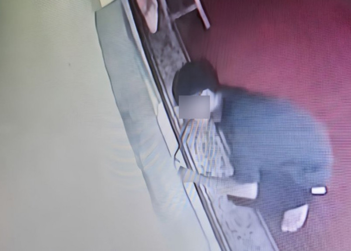 Pencuri Uang Kotak Amal di Masjid Baiturrahim Simpang Lima Kota Bengkulu Terekam CCTV