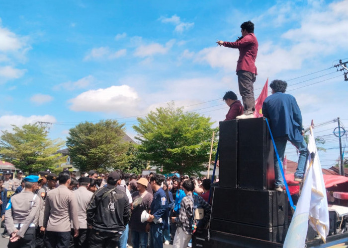 Mahasiswa Bengkulu Gelar Unjuk Rasa di DPRD Provinsi Bengkulu 