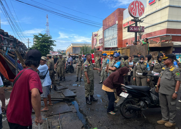 Turun Lapangan, Satpol PP Kota Bengkulu dan Tim Bongkar Lapak PKL di KZ Abidin