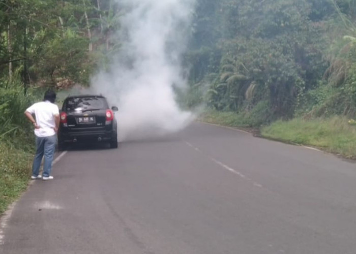 Pengguna Jalan di Lebong Geger, Minibus Keluarkan Asap Putih Tebal dan Api di Bagian Kap Mobil