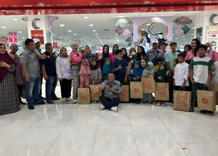 Anggota DPRD dan FOIIN Jemput Anak Yatim Lalu Ditraktir Belanja di Mall