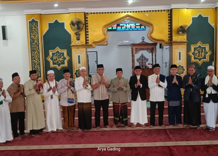 Khusyuk, Bupati Seluma Teddy Rahman Sholat Idul Fitri di Masjid Agung Baitul Falihin 