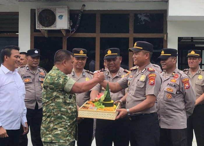 Polsek Selebar dan Kampung Melayu Bawa Tumpeng ke Koramil 407-07 Bengkulu
