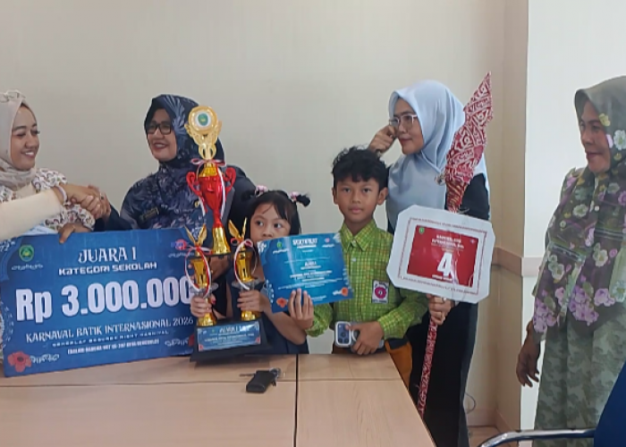 Para Pemenang Lomba Karnaval Batik Internasional Terima Hadiah untuk 3 Kategori