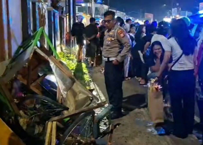 Pedal Gas Nyangkut di Karpet, Mobil Calya Tabrak Gerobak Sekuteng Hingga Penjualnya Lurat
