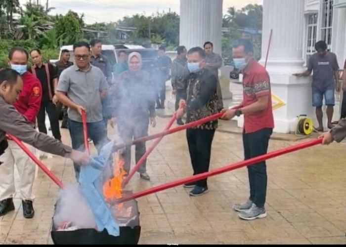 Kejari Seluma Musnahkan Barang Bukti dari 17 Perkara yang Sudah Berstatus Inkrah