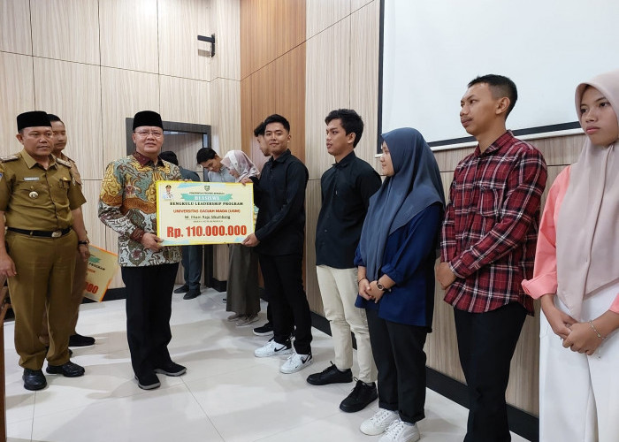 Gubernur Serahkan Beasiswa Kuliah untuk 10 Pelajar Bengkulu