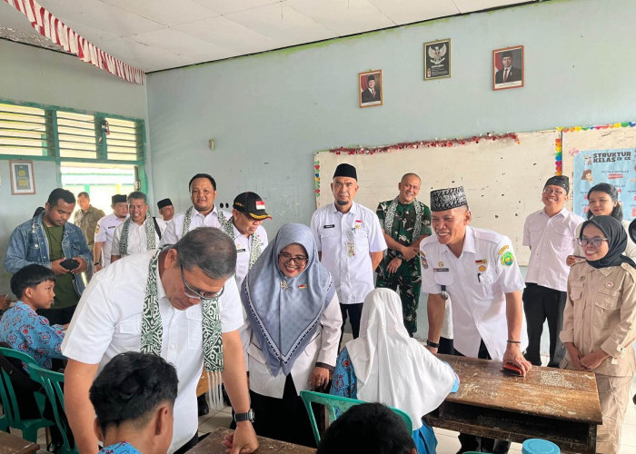 Usai Tinjau Dapur SPPG, Kepala Staf Kepresidenan Cek Menu MBG di SDN 73 dan SMPN 6 Kota Bengkulu