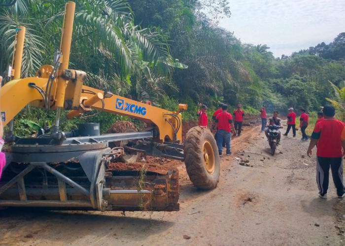 Patut Dicontoh. Warga Keluhkan Jalan Rusak, FKKD 2 Kecamatan di Bengkulu Utara Swadaya Perbaiki Jalan