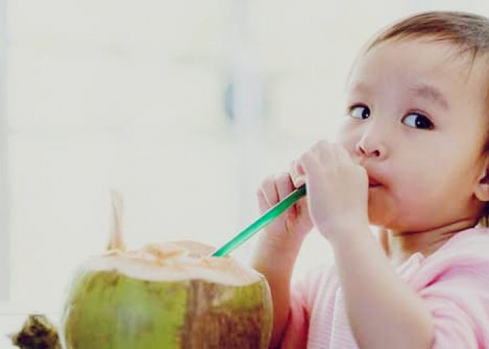 11 Manfaat Mencengangkan Air Kelapa Untuk Anak, Catat Waktu yang Baik Untuk Dikonsumsi