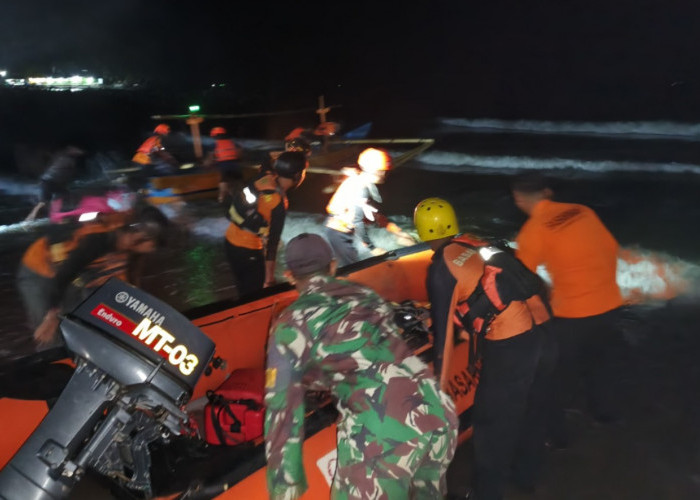 Dibantu Warga, Tim Basarnas Gabungan dan BPBD Jemput Penumpang KM Althaf Asal Bengkulu di Perairan Lampung