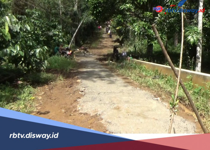 Warga Lebong Perbaiki Jalan Rusak Secara Swadaya