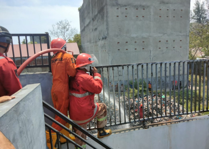 Bakar Barang Rongsokan, Rumah Nyaris Ikut Terbakar 