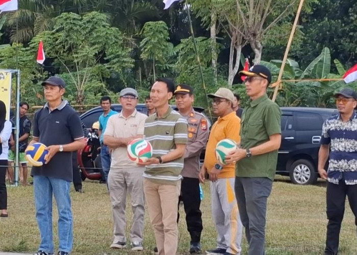 Pengibaran 79 Bendera Merah Putih Semarakkan Turnamen Bola Voli Desa Tanggo Raso Pino Raya 