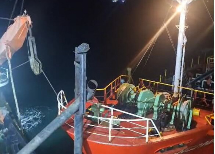 Kapal Tanker Tabrak Kapal Keruk di Pelabuhan Pulau Baai Bengkulu