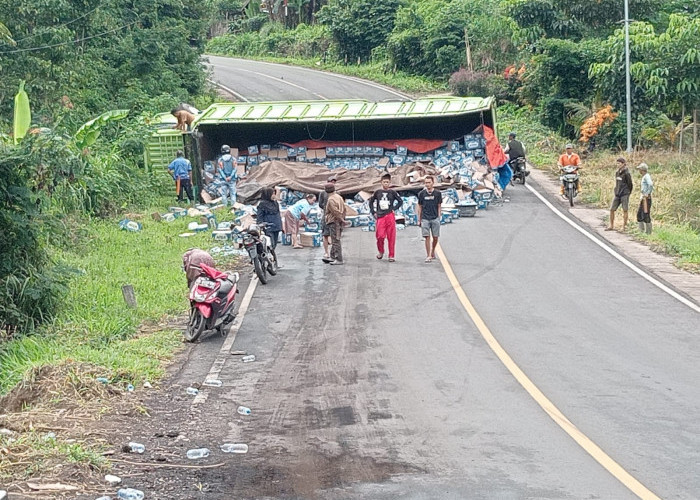 Truk Bermuatan Air Mineral Terbalik di Jalan Lintas Menutup Seluruh Badan Jalan 