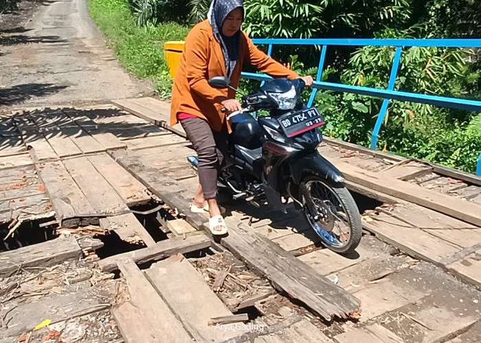 Jembatan Rusak di Seluma Bahayakan Warga, Setiap Hari Rutin Dilalui Anak Sekolah