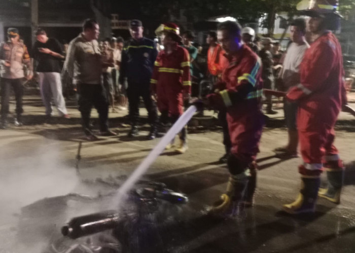 Diduga Tawuran Remaja Perang Sarung, Ujungnya Sepeda Motor Dibakar