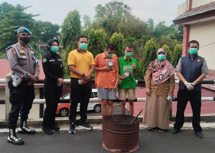 Ditresnarkoba Polda Bengkulu Musnahkan Barbuk Daun Ganja Kering Milik 2 Pecandu