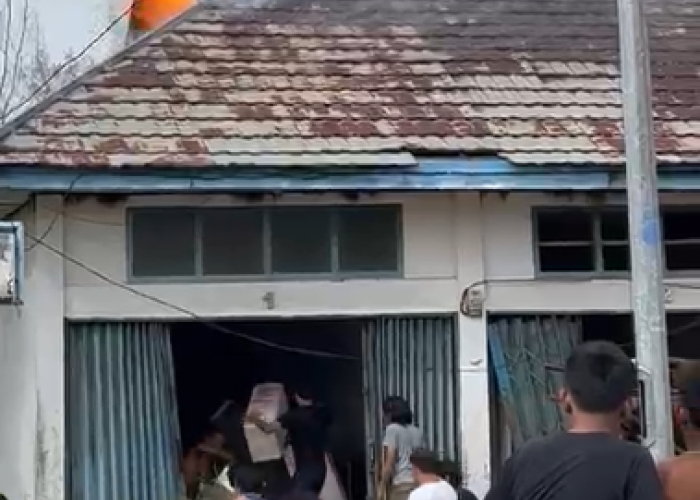 Gudang Ikan di TPI Pondok Besi Terbakar, Begini Kondisi Keluarga yang Terjebak Dalam Ruko