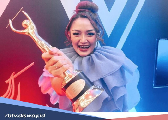Lagu Lagi Syantik Tembus 700 Juta Views, Siti Badriah Banjir Penghargaan,Termasuk dari Kerajaan Thailand