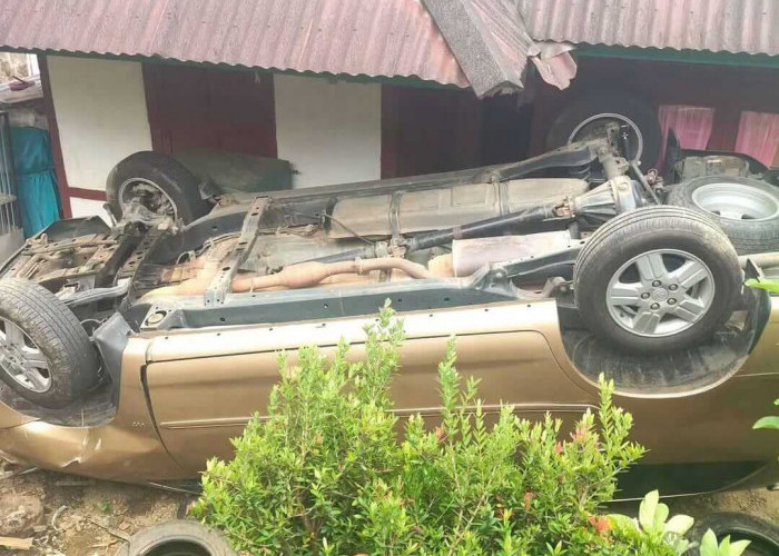 Kronologi Mobil Toyota Innova Terjun Bebas ke Teras Rumah Warga di Kabupaten Seluma