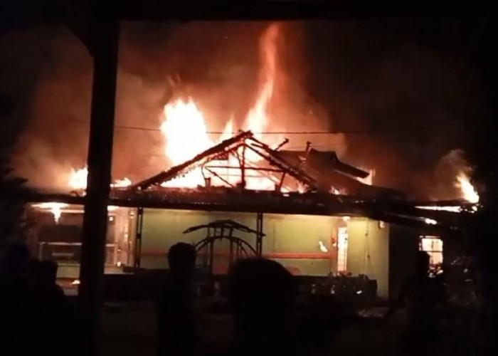 Malam Minggu, Rumah Perangkat Desa Pekik Nyaring Bengkulu Tengah Terbakar