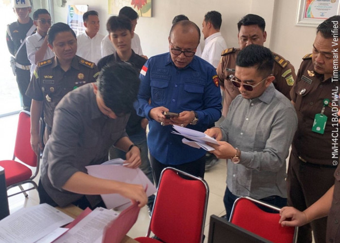 Kejati Bengkulu Pasang Plang Penyitaan Aset Milik Tersangka Kasus Mega Mall di Palembang