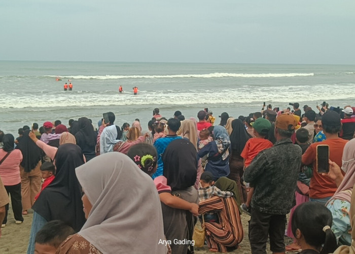 Kemeriahan Tradisi Larungan 10 Muharram di Pantai Pandan Sari Seluma