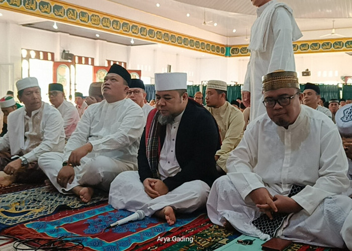 Sholat Idul Adha Bersama Mantan Walikota Bengkulu, Bupati Seluma Serahkan Hewan Kurban